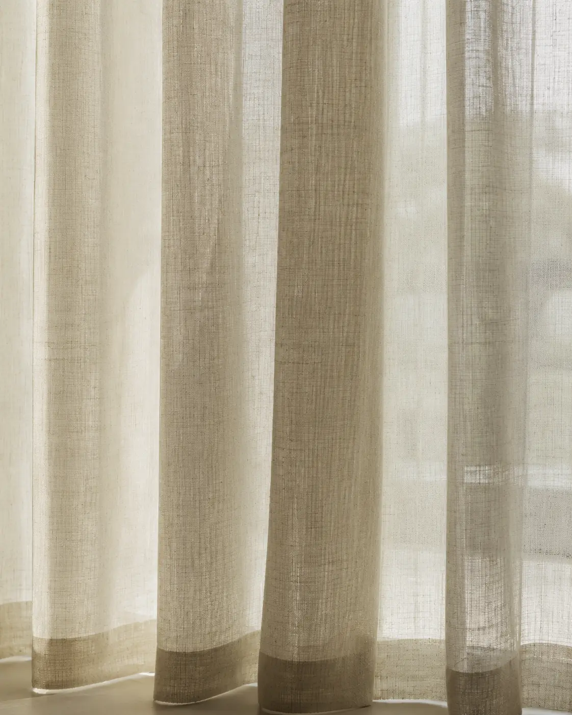 Stone-beige tekstil med afbalanceret tæthed og blød skygge
