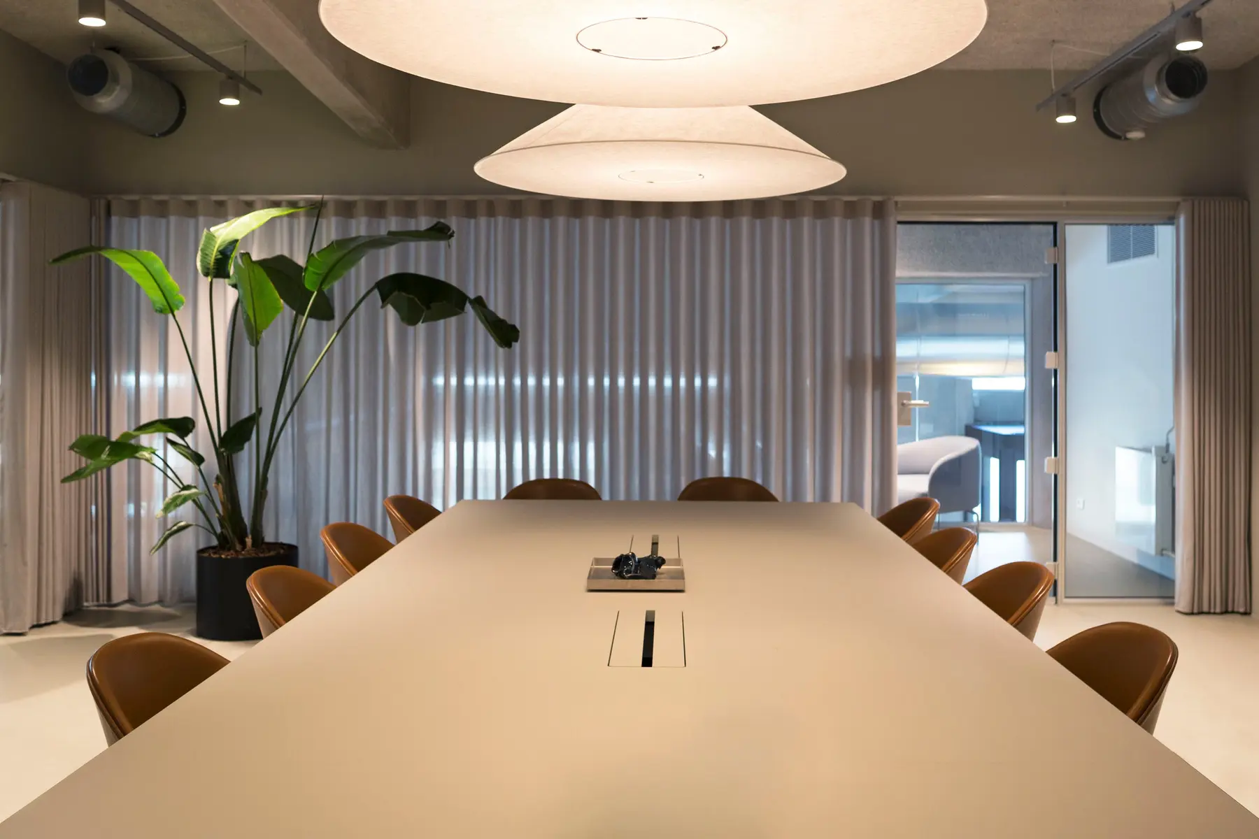 Meeting room with a light curtain backdrop in Nordhavn