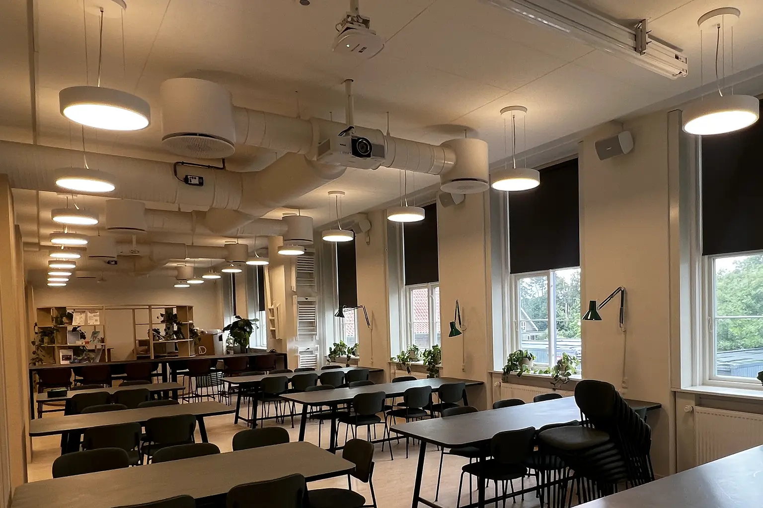 Undervisningslokale med nedrullede mørklæggende rullegardiner