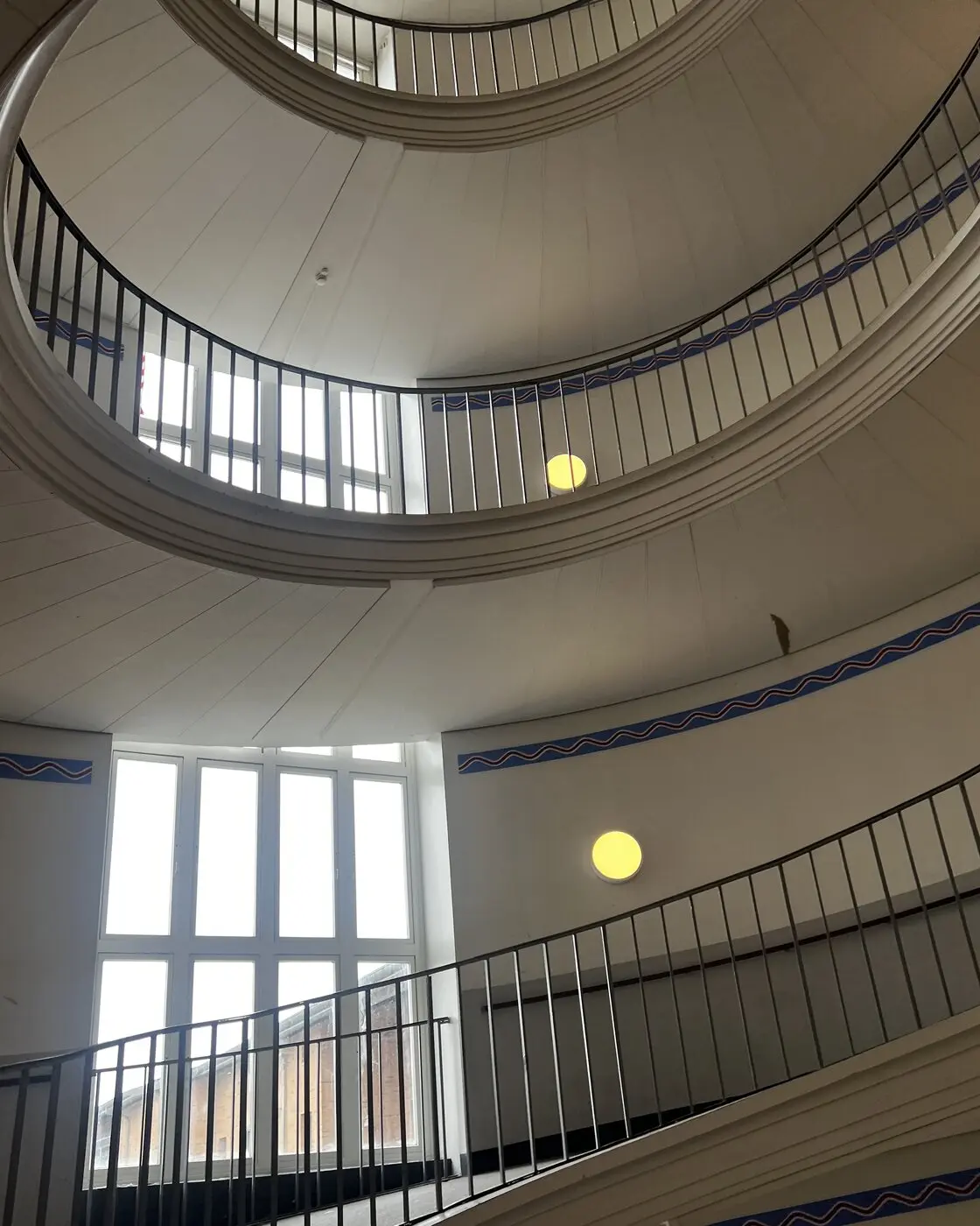 Cirkulær rampe i skolebygningens centrale atrium