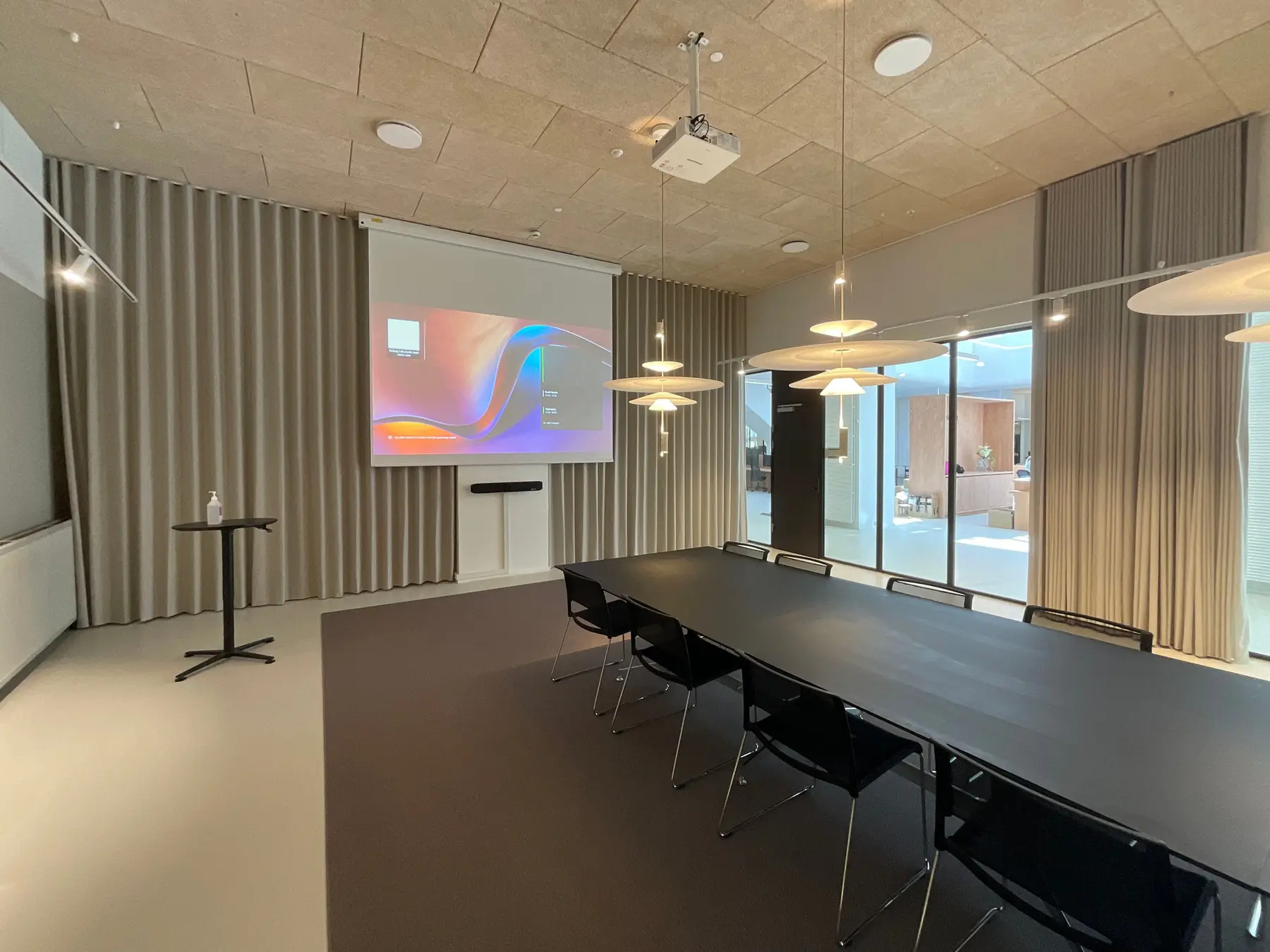 Conference room with full-height curtains on Store Kongensgade